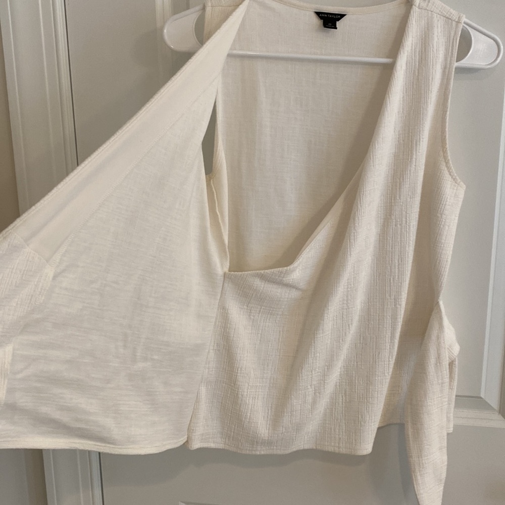 Ann Taylor Knot front top - Picture 4 of 5